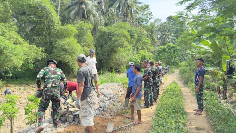 Satgas TMMD ke-126 dan TNI AU Laksanakan Pemasangan Bronjong di Sungai Sengkaring Lebakharjo