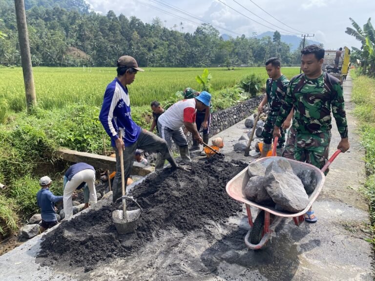 Satuan Tugas (Satgas) TNI Manunggal Membangun Desa (TMMD) ke-126 di Desa Lebakharjo, Kecamatan Ampelgading, Kabupaten Malang, mempercepat pengerjaan fisik saluran irigasi yang menjadi salah satu sasaran utama program tersebut