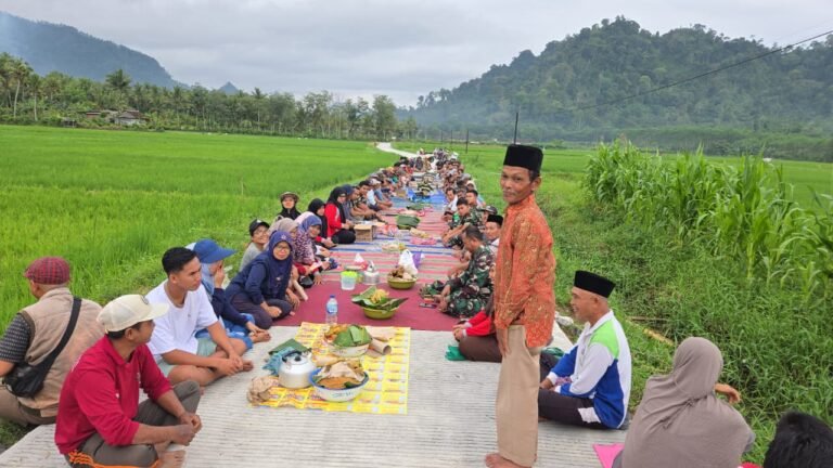 Jalan rabat beton sepanjang Jalan Usaha Tani yang menjadi dambaan warga akhirnya rampung 100 persen melalui program TNI Manunggal Membangun Desa (TMMD) ke-126 Kodim 0818/Malang-Batu di Jalan Usaha Tani Dusun Sukomaju B Desa Lebakharjo Kecamatan Ampelgading Kabupaten Malang