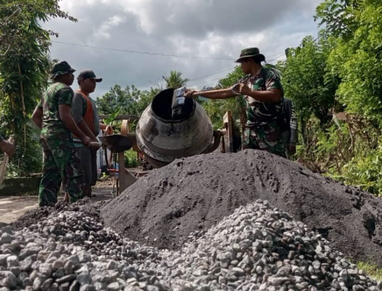Di tengah teriknya matahari dan medan berlumpur, semangat anggota Satgas TNI Manunggal Membangun Desa (TMMD) ke-126 di Desa Lebakharjo, Kecamatan Ampelgading, Kabupaten Malang