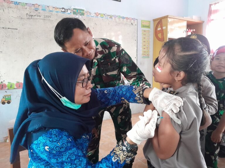 Mewujudkan Generasi Muda Sehat, Koramil Pesanggaran Dampingi Imunisasi Kepada Siswa Sekolah Dasar