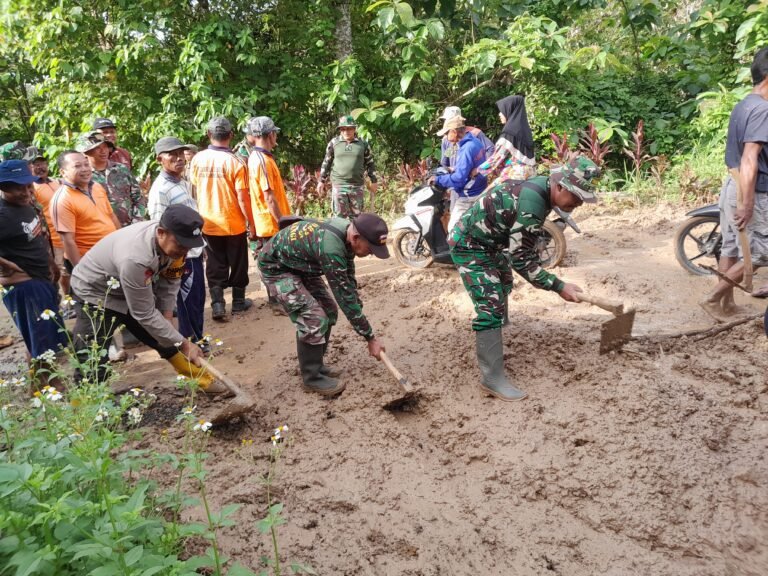 Anggota Koramil Pesanggaran Karya Bhakti Gotong Royong Bersihkan Material Longsor Akibat Hujan Deras