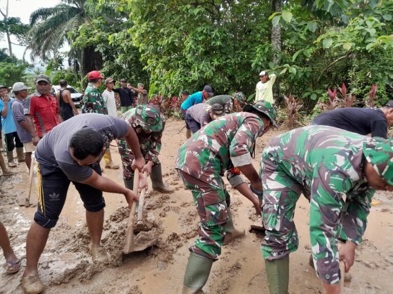 Respons Cepat! Kodim 0825 Banyuwangi Pimpin Karya Bakti Massal Bersihkan Longsor di Gunung Gamping