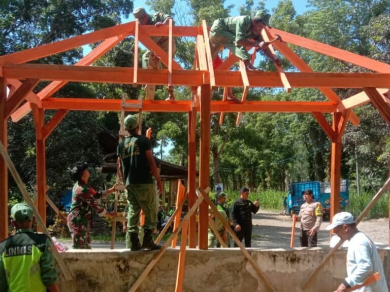 Babinsa Koramil Pesanggaran Gotong Royong Pembuatan Pos Linmas Desa
