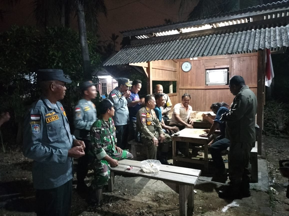 Babinsa Obrol Santai di Pos Kamling, Ajak Warga Masrayakat Keamanan Lingkungan