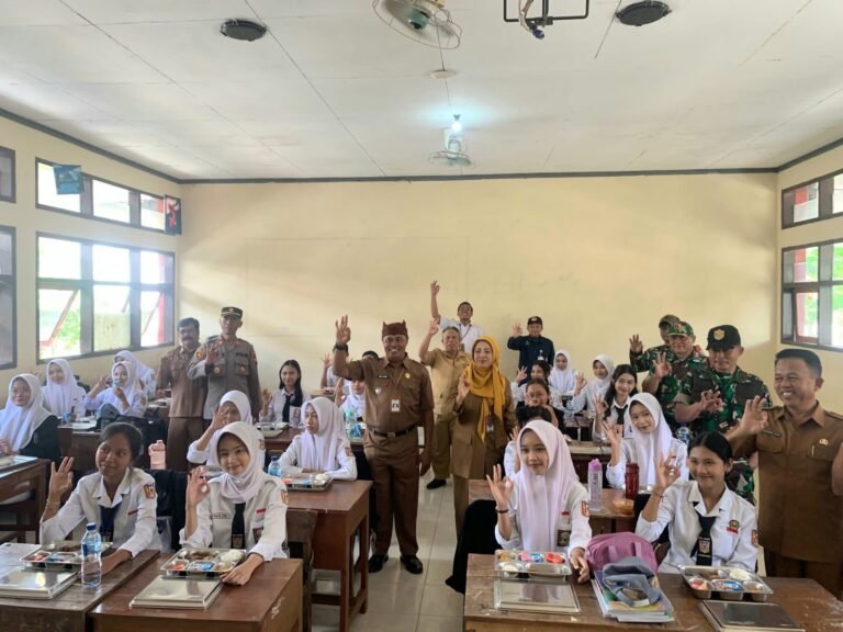 Gembira, Senang dan Bahagia Siswa Siswi Menerima Makan Bergizi Gratis