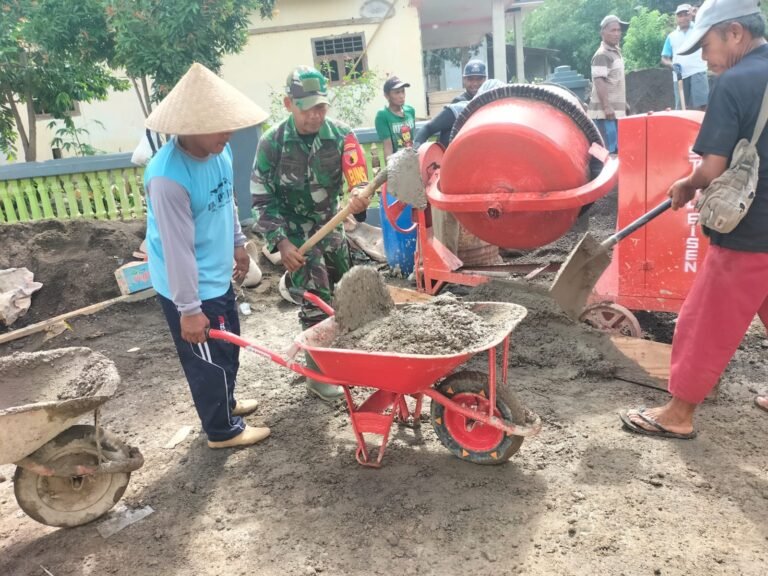 Babinsa Koramil 0825-11/Pesanggaran Gotong Royong Kerja Bakti Pembangunan Masjid Jami’
