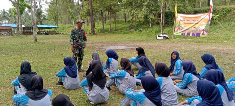 Babinsa Koramil 0825/20 Songgon Berikan Materi Wasbang Dan PBB Pada LDKS SMP Muhammadiyah 2 Rogojampi