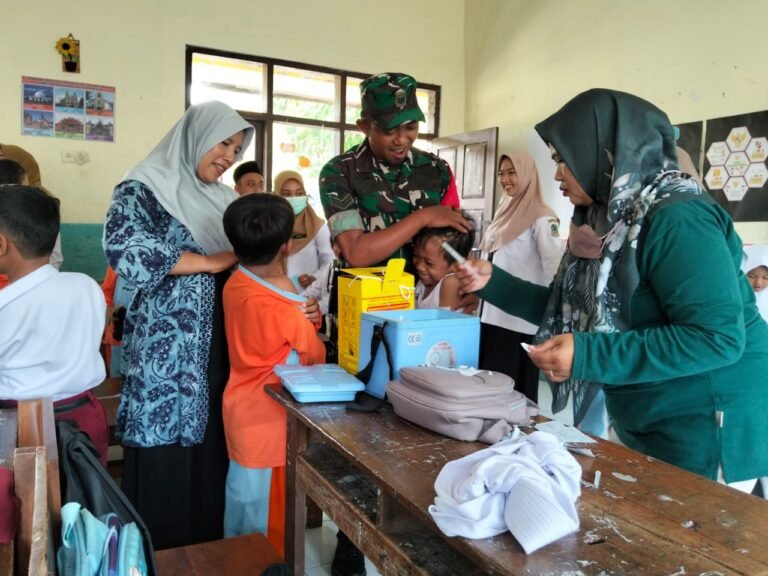 Babinsa Koramil Songgon Dampingi Vaksinasi Tetanus dan Difteri di SDN 2 Parangharjo