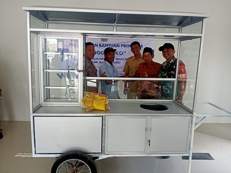 Babinsa Koramil 0825/09 Tegaldlimo, Pendampingan Bantuan “Kanggo Riko” Program Kades Tegaldlimo, Wujudkan Mimpi Warga! Salurkan Bantuan Dana Desa untuk 10 Pelaku Usaha Mikro