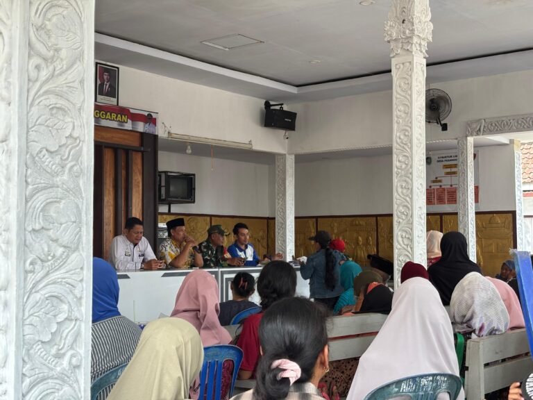 Babinsa Pesanggaran Pendampingan Warga Binaan Menerima Pembuatan dan Pembagian ATM Buku Tabungan BLTS