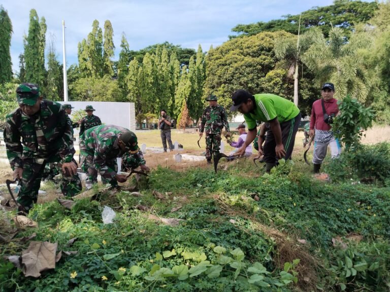 Semangat Juang Tak Pernah Pudar: Prajurit Kodim 0825/Banyuwangi Gelar Karya Bhakti Bersihkan Makam Pahlawan Jelang Hari Pahlawan 2025