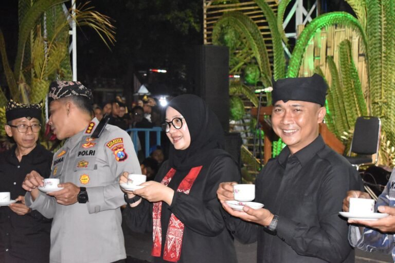 Kodim 0825/Banyuwangi Hadir Hangatkan Malam Ngopi Sepuluh Ewu Cangkir: Dandim Tryadi Indrawijaya, “Seteguk Kopi Satukan Rakyat dan TNI”