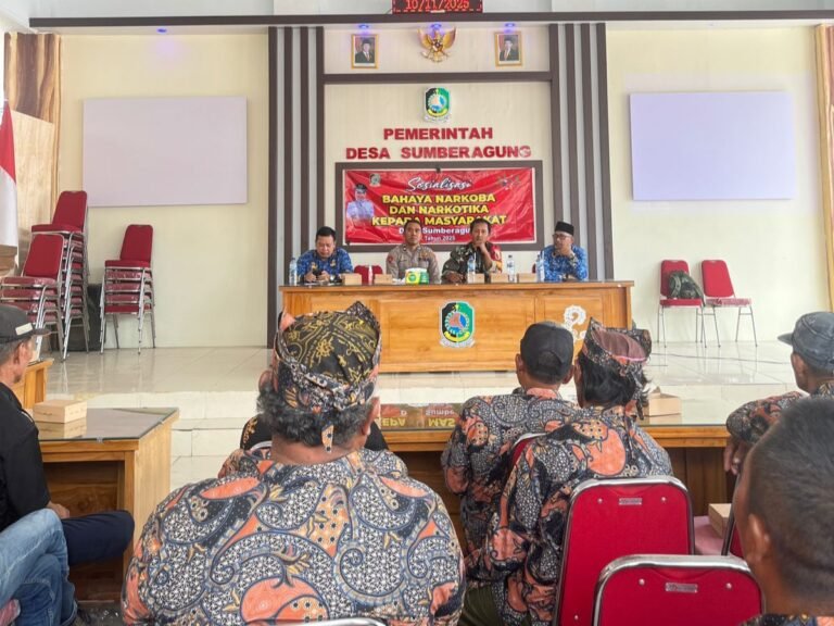 Babinsa Bersama Medis Kegiatan Sosialisasi Bahaya Narkoba dan TBC Kepada Masyarakat Desa Sumberagung