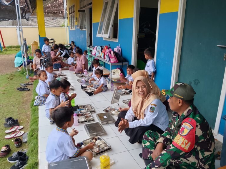 Babinsa Dampingi Pelaksanaan Makan Bergizi Gratis di Siswa Taman Kanak-Kanak