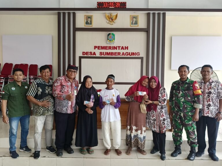 Babinsa Sumberagung Mendampingi Warga Binaan Menerima BLT DD