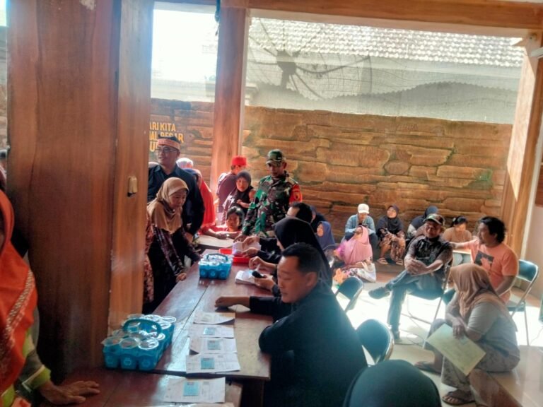 Babinsa Sinergi Pemerintah Desa Pendampingan Warga Binaan Yang Menerima Bantuan Langsung Tunai Sementara Kesra