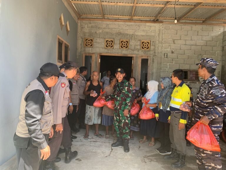 Forpimka Pesanggaran Bersama Instansi Terkait, Pembagian Bansos Masyarakat Terdampak Banjir