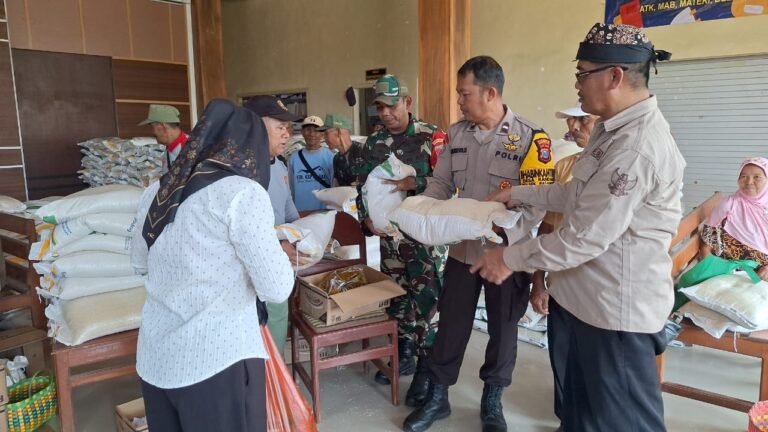 Sinergi Tiga Pilar Melaksanakan Penyaluran Bantuan Pangan Kepada Warga Desa Kandangan