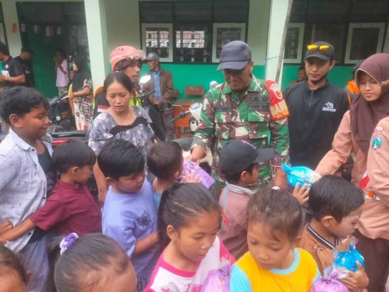 Babinsa Supiturang Dampingi Guru dan Relawan Berbagi Keceriaan untuk Anak-Anak di Pengungsian SDN 04 Supiturang