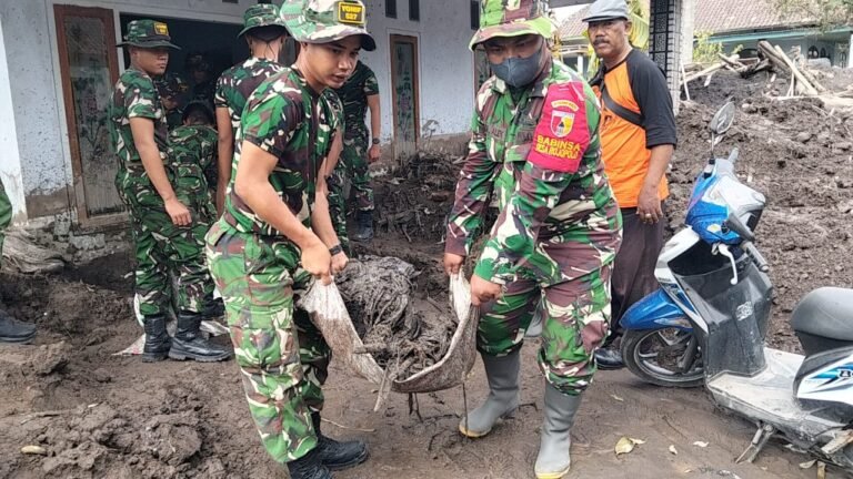 Personel Kodim 0821 Lumajang dan Relawan Kerahkan Kekuatan Bersihkan Material yang Menimbun Rumah Warga