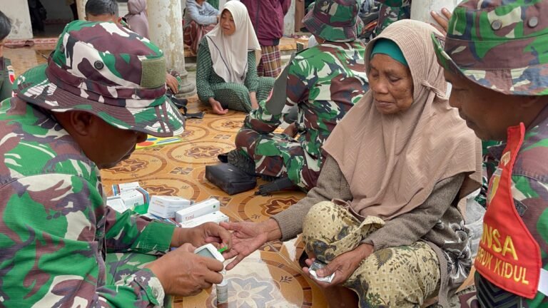 Kodim 0821 Bersama Polkes dan Kesdam V/Brawijaya Gelar Pemeriksaan Kesehatan serta Edukasi Kebencanaan di Supiturang