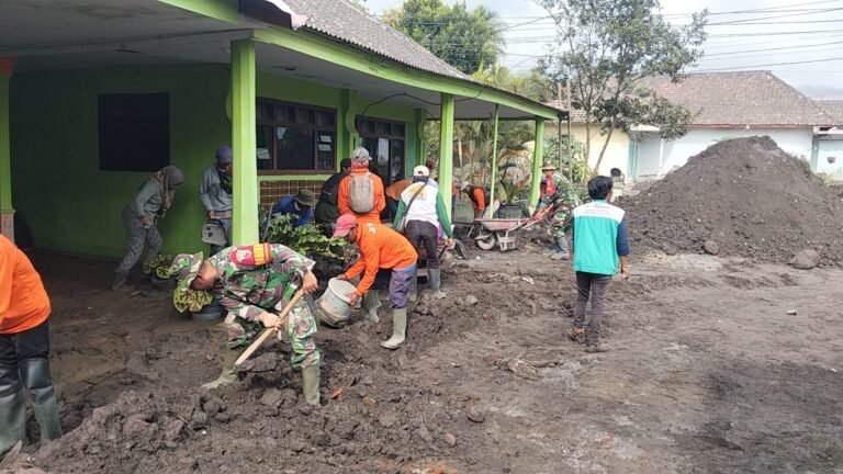 Dengan Cangkul dan Arco, TNI Lumajang Kembali Gencarkan Pembersihan Rumah Warga