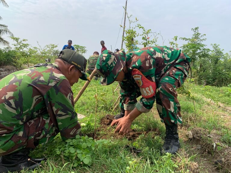 Personel Koramil Pesanggaran Antisipasi Tanah Sungai Longsor, Membantu Warga Menanam Pohon di Bantaran Sungai