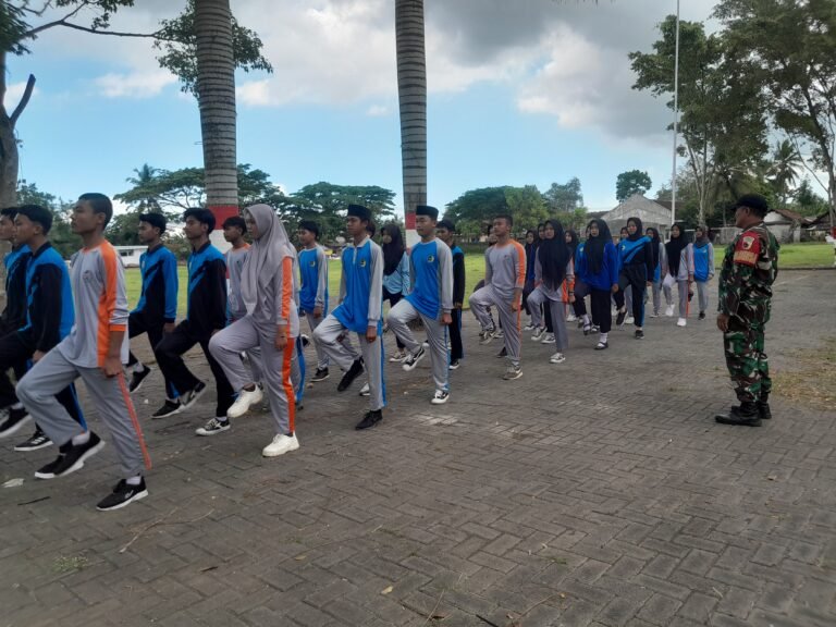 Bentuk Karakter dan Disiplin, Babinsa Memberikan Materi Peraturan Baris Berbaris Pelajar Sekolah
