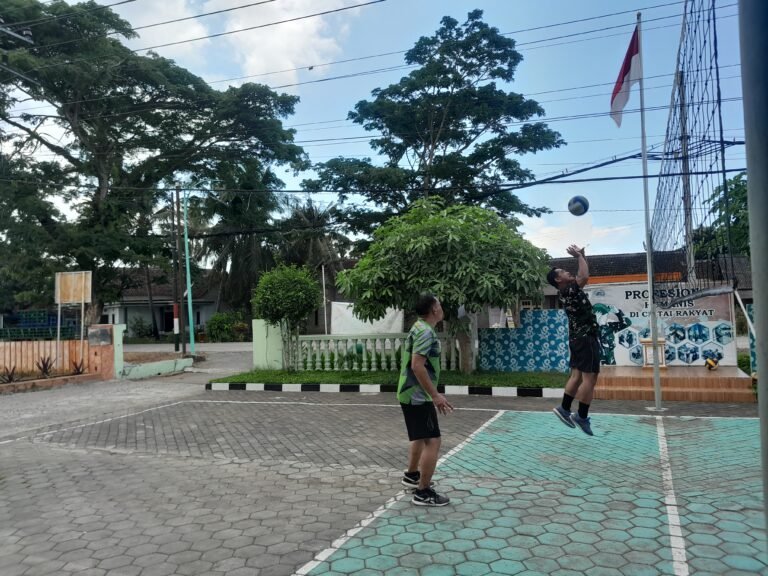 Koramil 0825-11/Pesanggaran Gelar Pembinaan Fisik Melalui Olah Raga Bola Voli