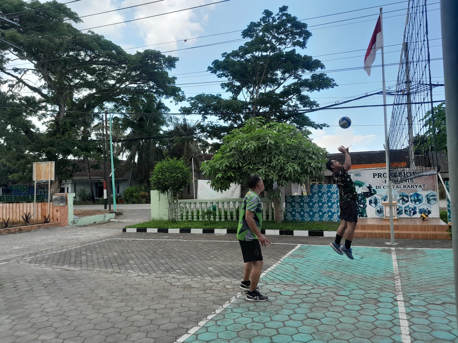 Koramil 0825-11/Pesanggaran Gelar Pembinaan Fisik Melalui Olah Raga Bola Voli