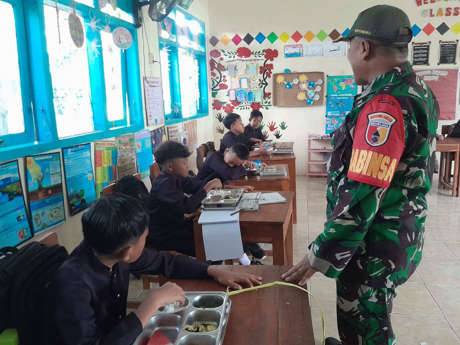 Babinsa Aktif Mendampingi Pendistribusian Program Makan Bergizi Gratis (MBG) di Sekolah-Sekolah