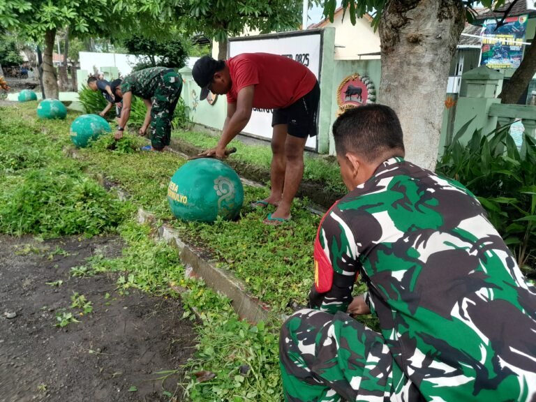 Peduli Menjaga Kebersihan, Anggota Koramil 0825-11/Pesanggaran Kegiatan Jumat Bersih Lingkungan Makoramil