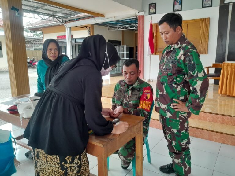 Personel Koramil Pesanggaran Mengikuti Pemeriksaan Kesehatan Untuk Meningkatkan Kesehatan Personel