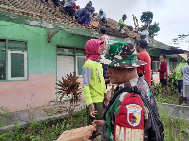 Babinsa Bersama Masyarakat Kerja Bakti Gotong Royong Bersihkan Lahan Pembangunan Koperasi Merah Putih