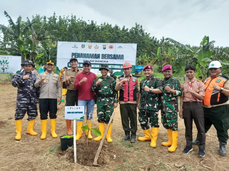 Dandim 0825 Banyuwangi Pimpin Penanaman Pohon Bersama Program Pembinaan Lingkungan Hidup Desa Sumberagung