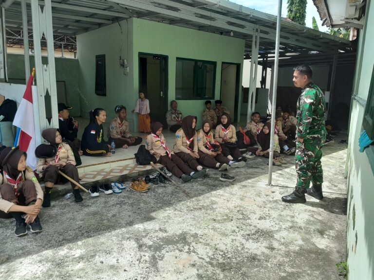 Pramuka Datang Ke Makoramil Pesanggaran Mendapatkan Materi Wawasan Kebangsaan dan Bela Negara