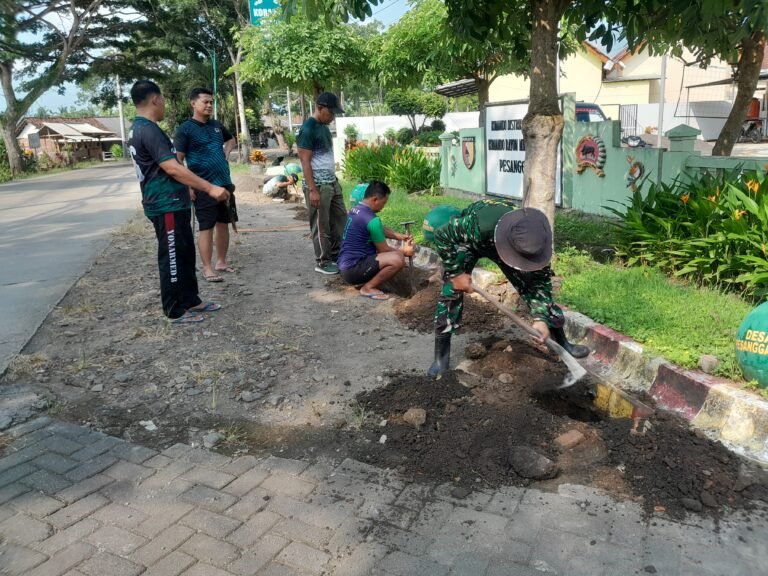 Mewujudkan Kebersihan Danramil Pimpin Kerja Bakti Bersama Anggota di Makoramil Pesanggaran