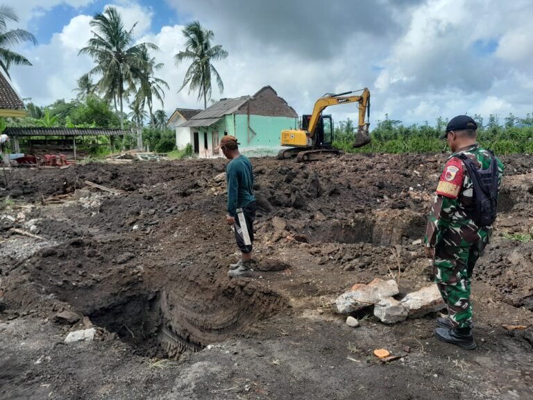 Babinsa Koramil Pesanggaran Awasi Progres Pembangunan Koperasi Desa/Kelurahan Merah Putih