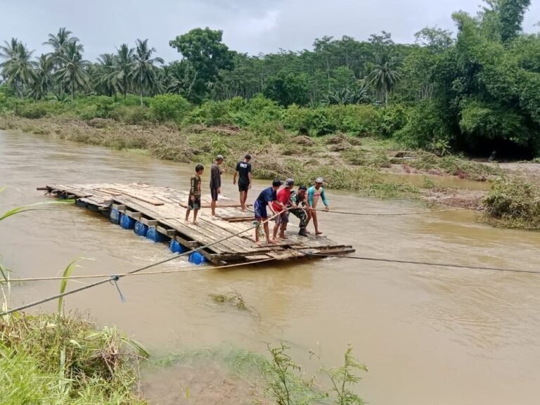 Aksi Babinsa Sarongan Bantu Anak Sekolah dan Warga Seberangi Sungai Menggunakan Rakit Kayu