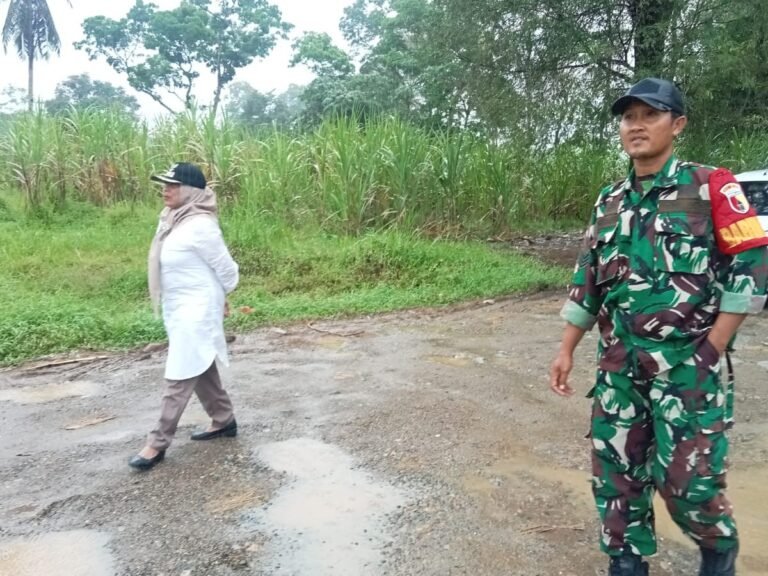 Tiga Pilar Desa Sumberagung Pantau Sekitar Permukiman Warga, Antisipasi Terjadi Luapan Air Sungai