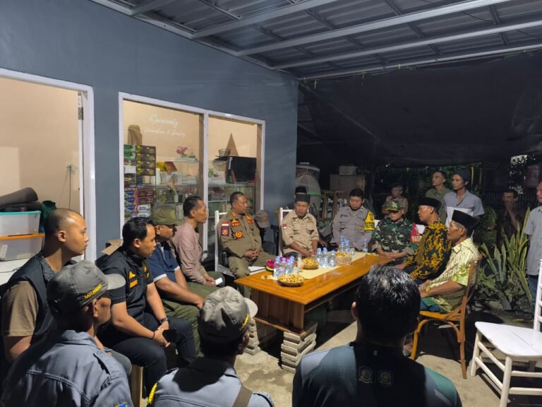 Babinsa Sinergi Tiga Pilar Komunikasi Sosial Pos Kamling Keamanan, Ketentraman dan Ketertiban di Desa Sumbermulyo