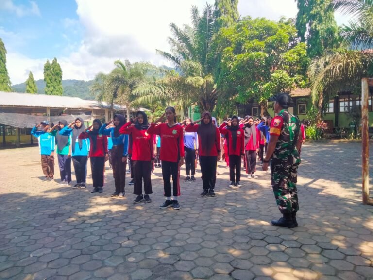 Babinsa Koramil 0825-11/Pesanggaran, Memberikan Materi Latihan Dasar Kepemimpinan Siswa Siswi SMPN 1 Pesanggaran