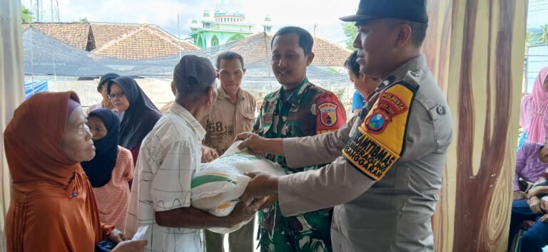 Babinsa Melaksanakan Pendampingan Penyaluran Bantuan Pangan Keluarga Penerima Manfaat