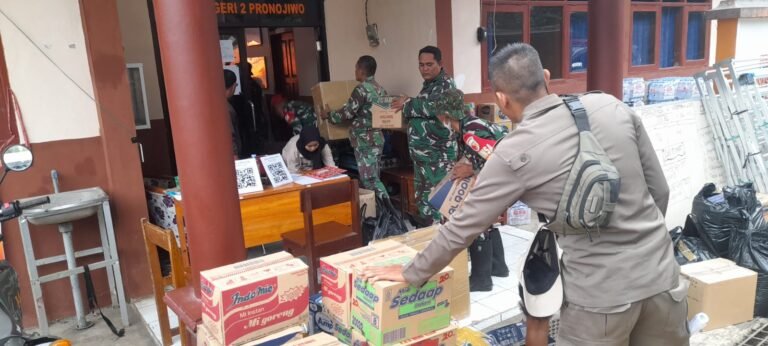 TNI Hadir Mengalirkan Harapan: Kodim 0821 Perkuat Sistem Penerimaan Bantuan di Pronojiwo