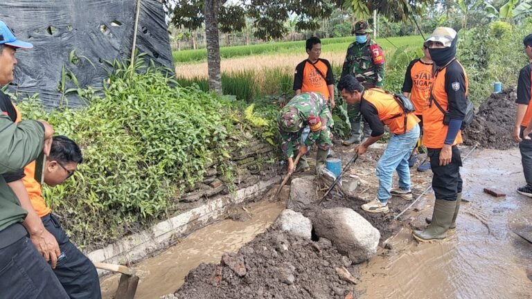 Normalisasi Irigasi Pasca Erupsi Semeru, Tim Gabungan Bergerak Pulihkan Akses dan Aliran Irigasi di Pronojiwo