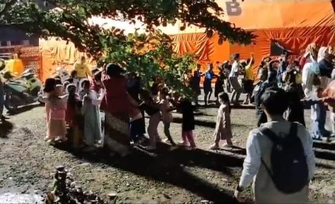 Mengusir Trauma Lewat Permainan: Langkah Humanis Babinsa Oro-Oro Ombo di Pengungsian Semeru