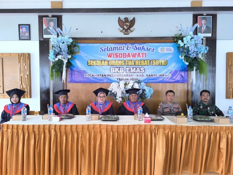 Koramil 0825-11/Pesanggaran Hadiri Acara Wisuda Sekolah Orang Tua Hebat Wilayah Kecamatan Pesanggaran