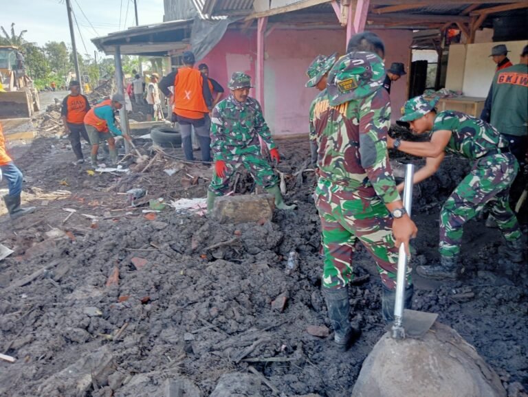 Pulihkan Permukiman, Personel TNI dan Relawan Evakuasi Material Vulkanik di Gumukmas