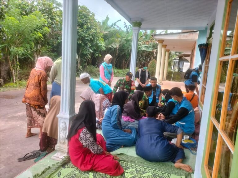 Babinsa Supiturang Dampingi Pemeriksaan Kesehatan Warga yang Mengungsi di Rumah Kerabat
